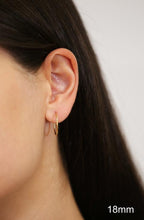 Charger l'image dans la galerie, 10K YELLOW GOLD ROUND ENDLESS HOOP EARRINGS, 18 mm