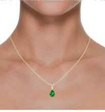 Charger l'image dans la galerie, Emerald Pear shaped Pendant And  Diamond (0.15ctw.)