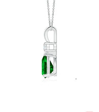 Charger l&#39;image dans la galerie, Emerald Pear shaped Pendant And  Diamond (0.15ctw.)
