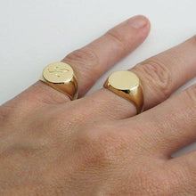 Charger l&#39;image dans la galerie, Personalized Round Signet Men&#39;s Rings in Yellow 10K Gold
